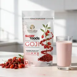 Pack of Yerbador goji berries next to a glass of pink smoothie