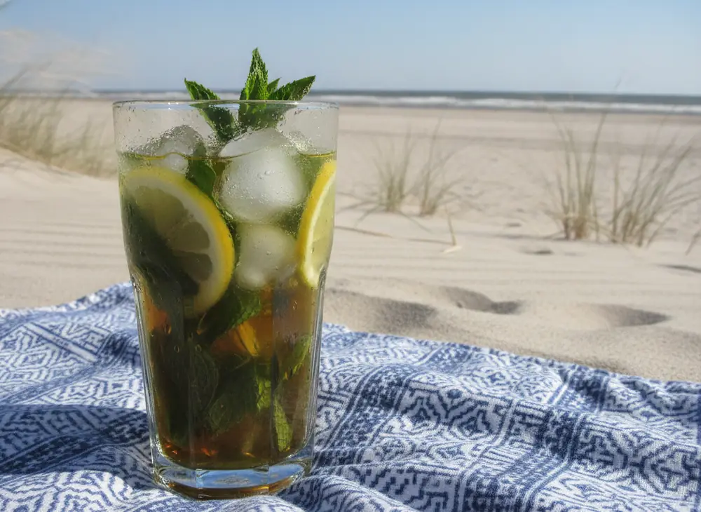Tereré – cold yerba mate with lemon and mint on a Gdańsk beach