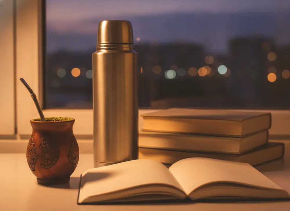 A matero with yerba, a thermos and a notebook on the desk in the evening – yerba mate for exam season in Łódź