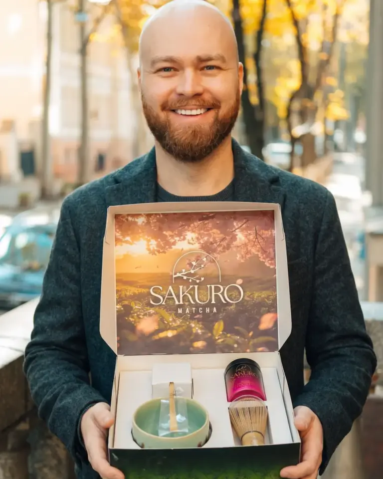 Man showing an open Sakuro set with a chawan, chasen and matcha tin