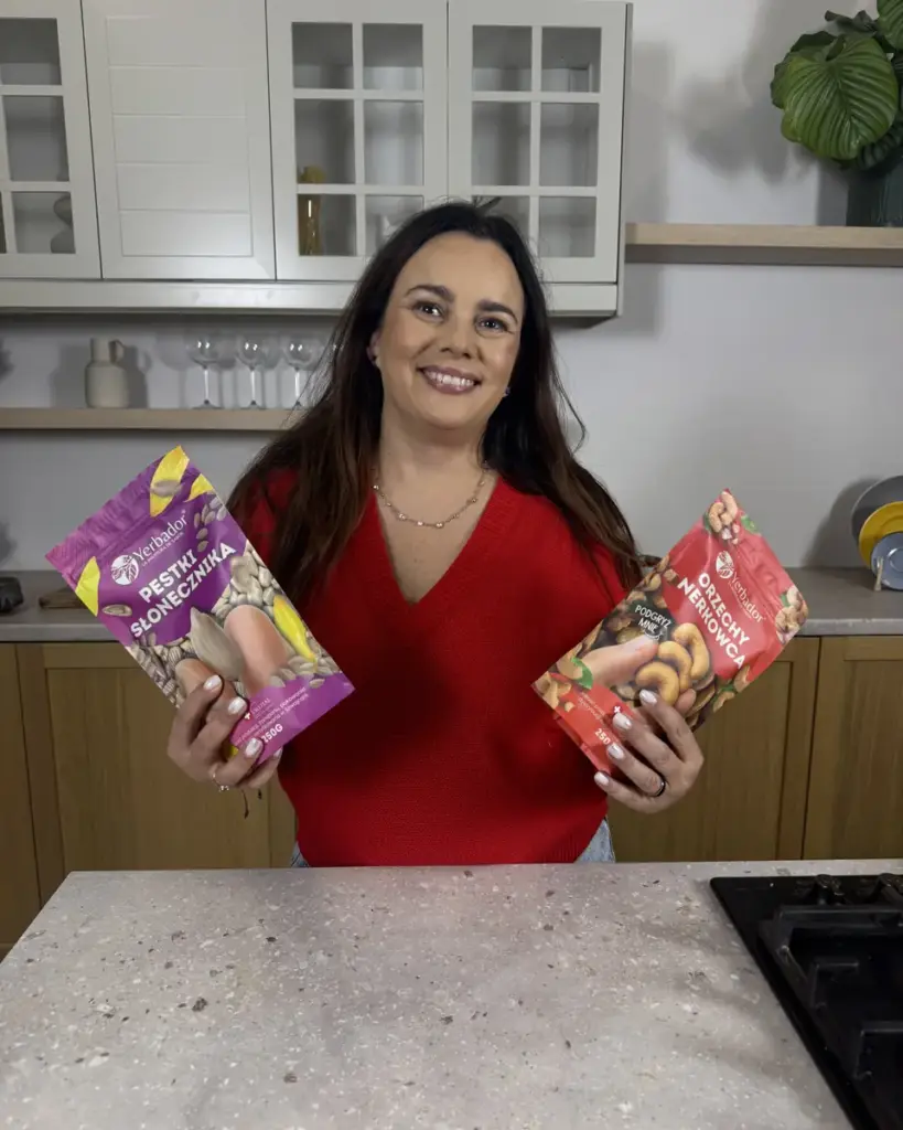 Getrocknete Goji: frau in der Küche mit Packungen Yerbador-Sonnenblumenkernen und Cashews