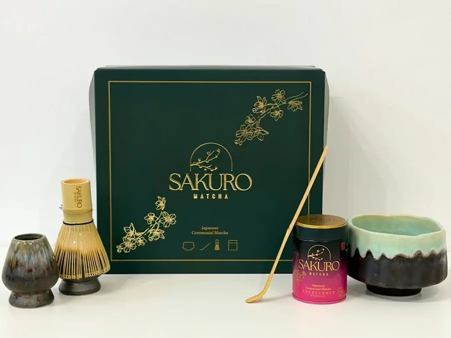 Yerba mate for cinemas and theatres: photo of the Sakuro gift set with a bowl, chasen and tin on white background