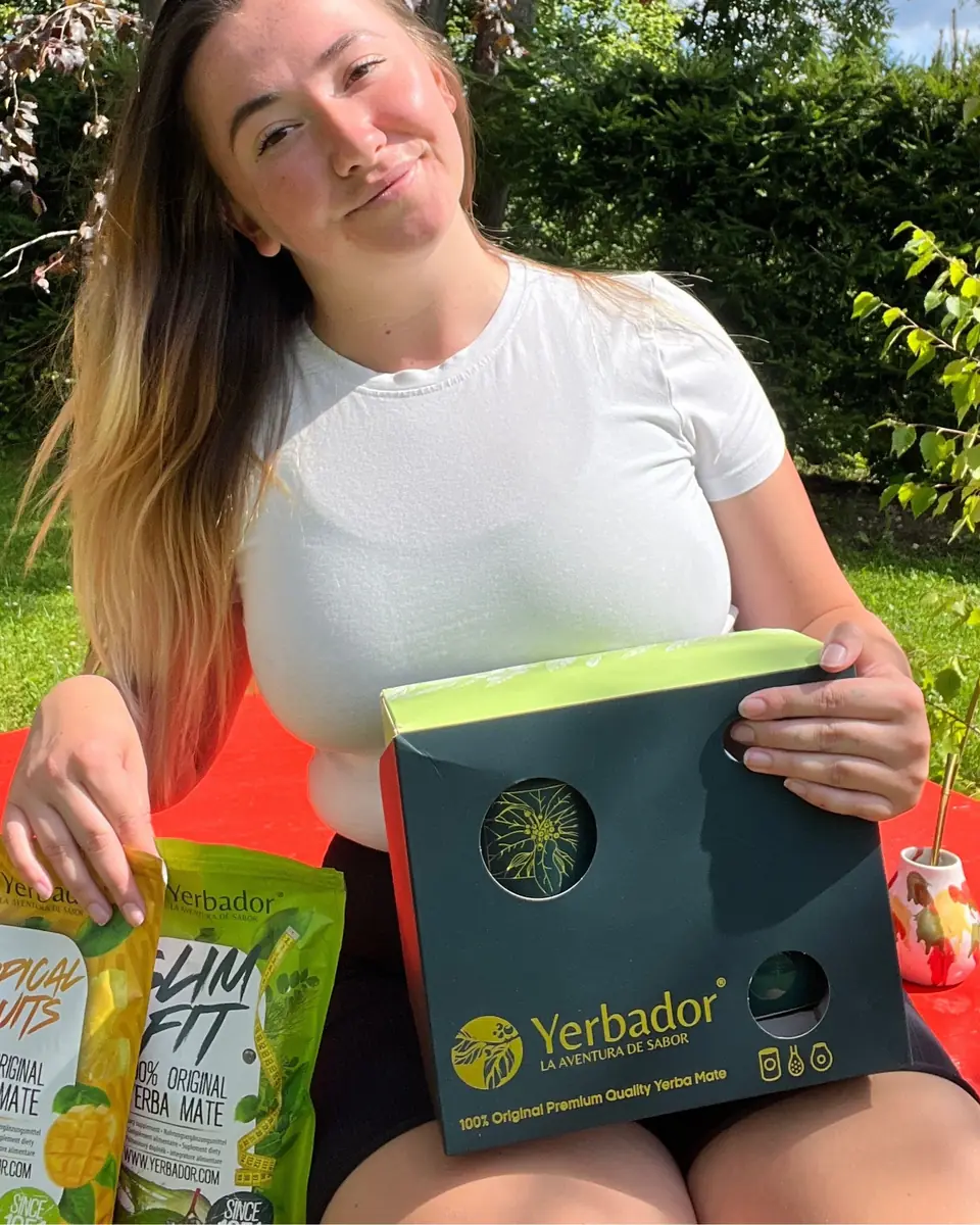 Woman on the grass with a gift set and yerba mate packaging